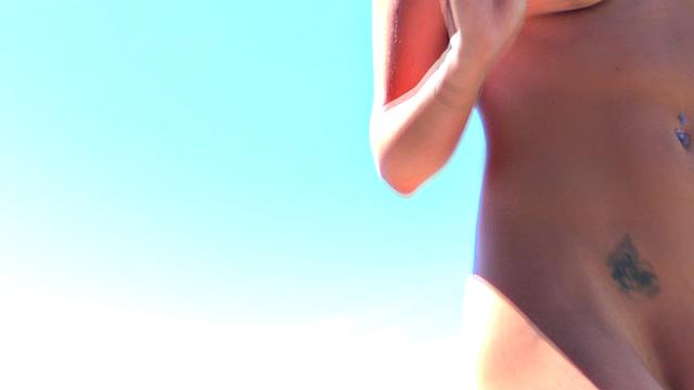 зрелая Лекси мажет себя маслом и ласкает киску