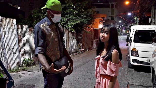 Филиппинка хотела кофе, но выбрала большой черный член