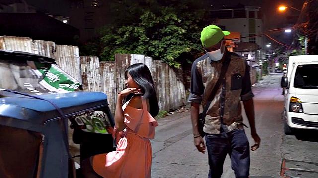 Филиппинка хотела кофе, но выбрала большой черный член