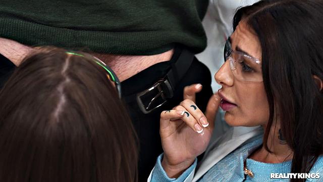 Две развратные студентки устроили разборки за члена профессора прямо на паре