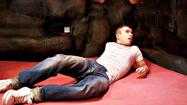 жесткая госпожа пристегнула лузера к кресту и трахает его в зад