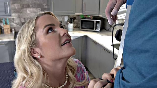 Blonde Slimthick Vic wants to cheat on her husband with her neighbor!