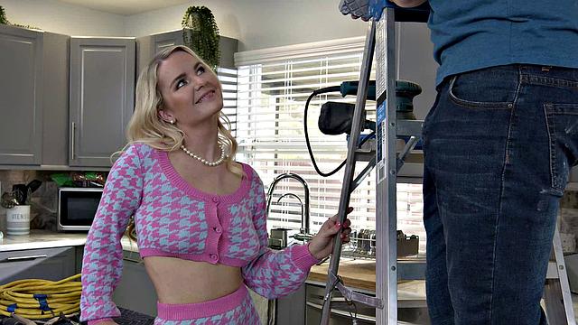 Blonde Slimthick Vic wants to cheat on her husband with her neighbor!