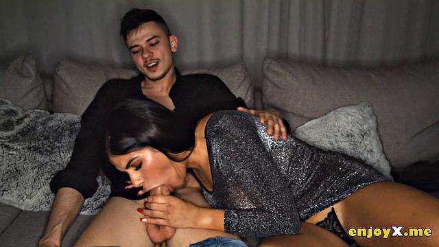 Катерина Найт жадно принимает два члена в огненном трио на Черную пятницу