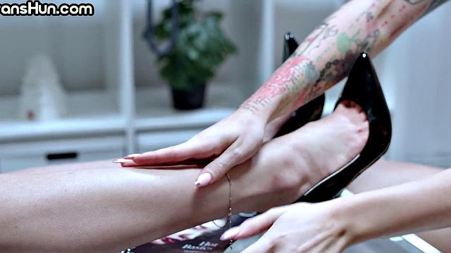 транс-девушка не жалеет её тугую киску