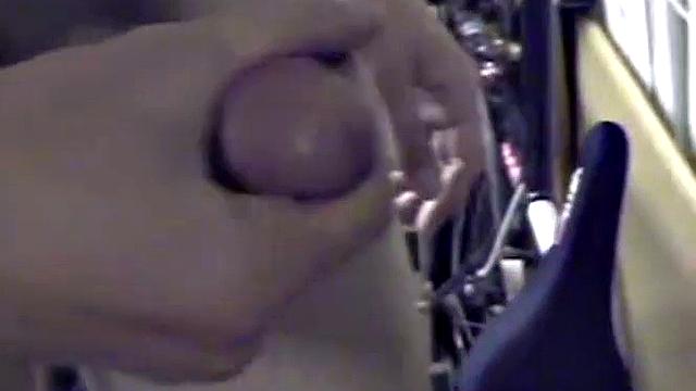 Джейден яростно дрочит свой член и мощно кончает