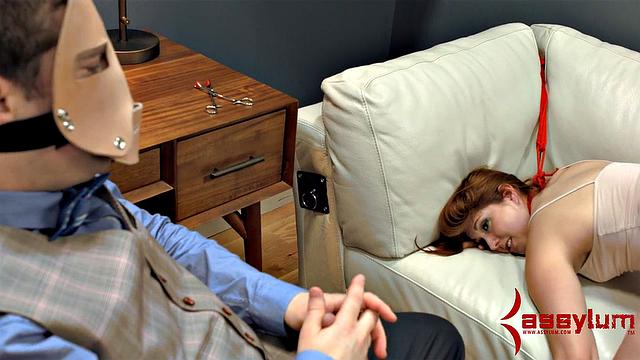 Смотри, как рыжая рабыня получает анальный трах и сперму на лицо