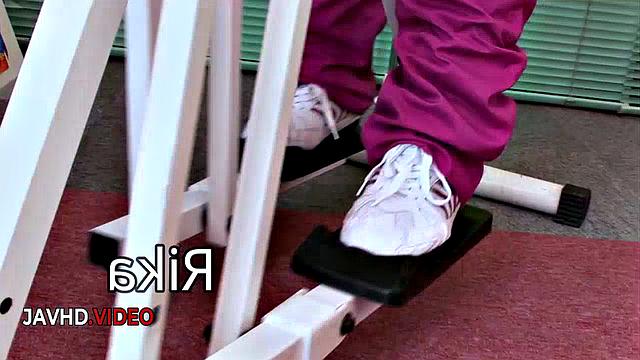 Рика Китано раздевается и дрочит ночь за ночью перед камерой до оргазма