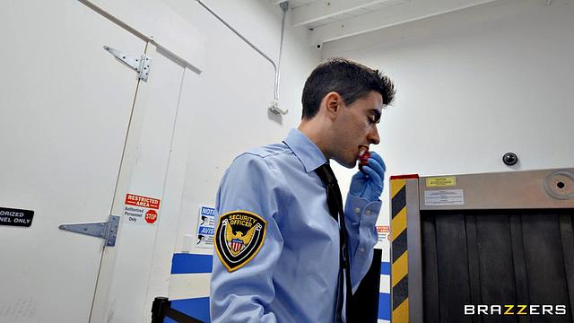 Скарлетт Алексис не может сдержаться и мастурбирует прямо в очереди на досмотр, охранники по очереди жестко трахают её в отдельной комнате.