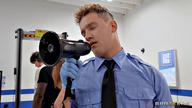 Скарлетт Алексис не может сдержаться и мастурбирует прямо в очереди на досмотр, охранники по очереди жестко трахают её в отдельной комнате.