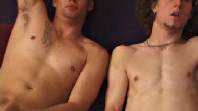 трое взрослых парней и один член на расхват - угадай, кто счастливчик