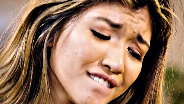 Миниатюрная азиатка разносит подругу и с жадностью лижет киску