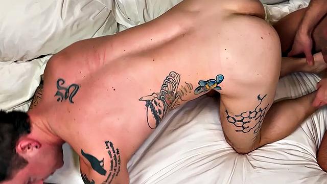 Amateur stud barebacks inked at home after asslicking