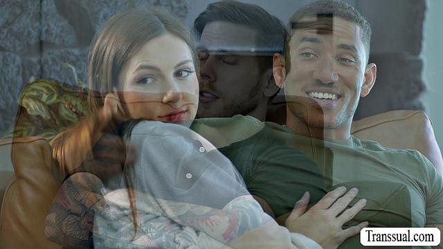 Пока парень вышел, Steve Ricks по-быстрому трахает Amanda Riley прямо в гостиной - вот это драйвовый shemale-секс с юмором!