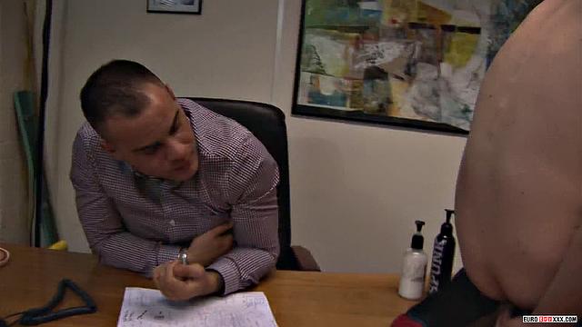 Business Lads Чарли и Люк трахаются в офисе - Чарли Снейк и Люк Джеймс
