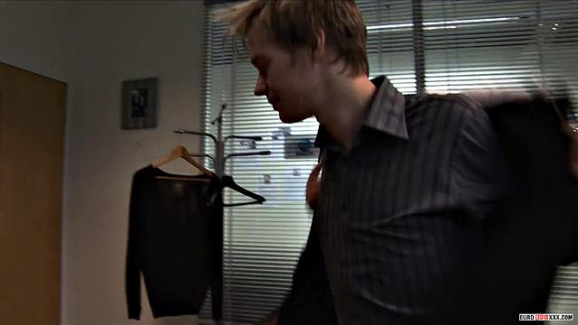 Business Lads Чарли и Люк трахаются в офисе - Чарли Снейк и Люк Джеймс