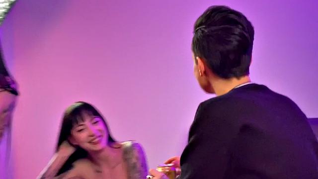 Татуированная лесбиянка разносит обеих в бешеном страпон-трое