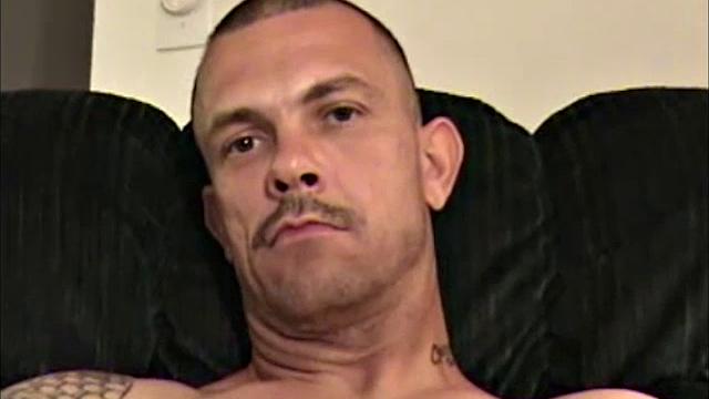 зрелый дядя джефф дрочит и кончает на руку