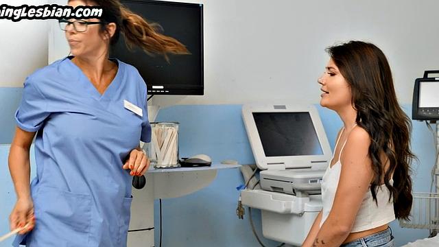 медсестра в перчатках жестко дрочит зрелую пациентку пальцами