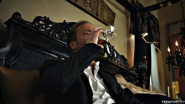 долли лей страстно сосёт и получает крепкий трах с финишем на кровати