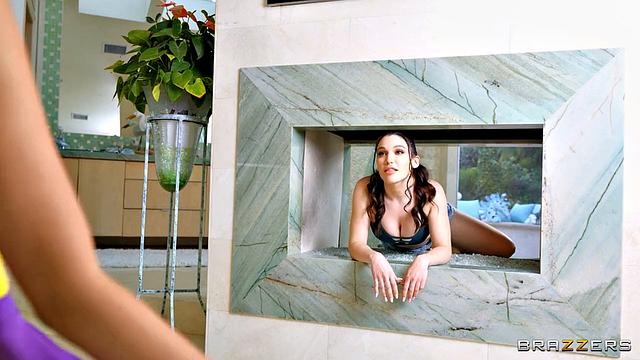 Пока девушки планируют лесби-развлечения, парням приходится быстро кончать у дедушки на даче.