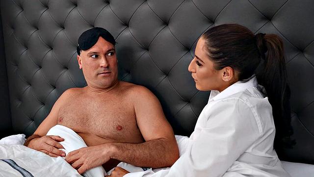 брюнетка в стрингах делится спермой после дикого бокового траха