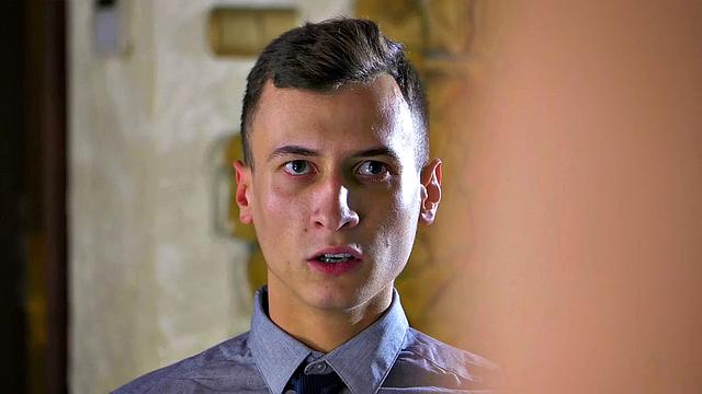 блондинка соблазняет коллегу и трахается в офисе