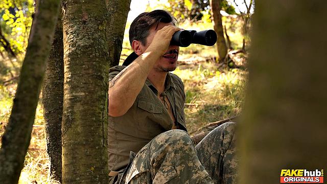 пышногрудая блондинка не умеет ставить палатку, зато трахается на ура в лесу