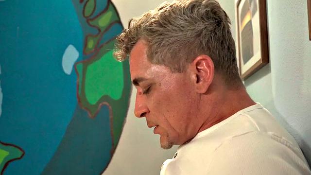 Sweaty ebony backpackers in 3way with roomie