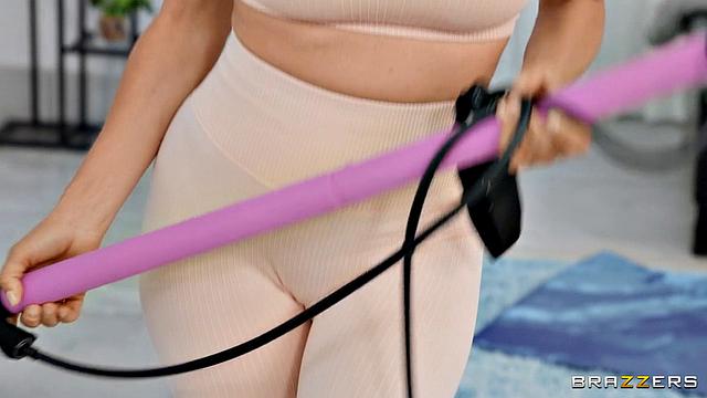 Алексис Фокс показывает гибкое тело и получает хороший трах после тренировки от Зака Уайлда.