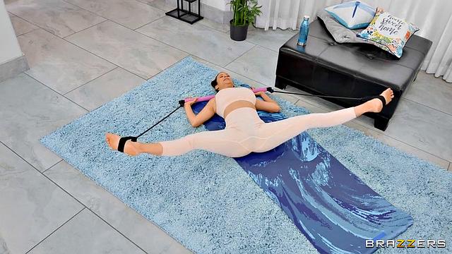 Алексис Фокс показывает гибкое тело и получает хороший трах после тренировки от Зака Уайлда.