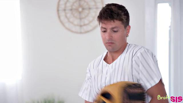 брюнетка с гладкой киской скачет на огромном члене сводного брата