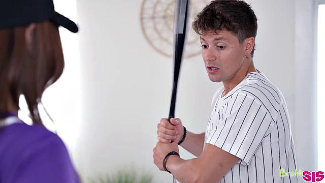 брюнетка с гладкой киской скачет на огромном члене сводного брата