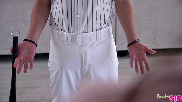 брюнетка с гладкой киской скачет на огромном члене сводного брата