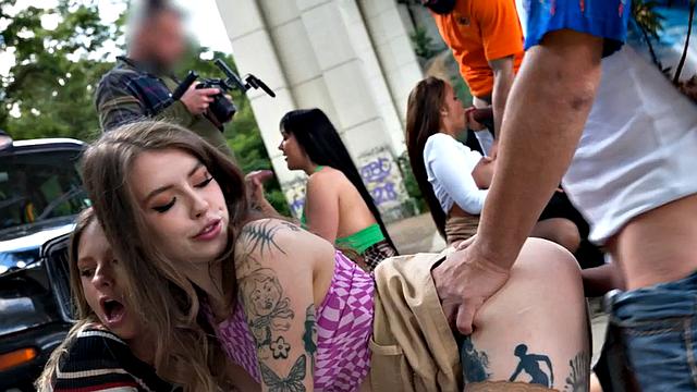 Таксисты отвозят девчонок не домой, а прямо в групповушку