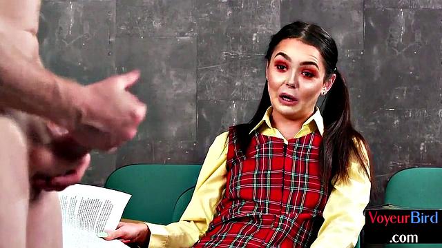 брюнетка в cfnm троллит голого препода, но он остаётся верен ладошке