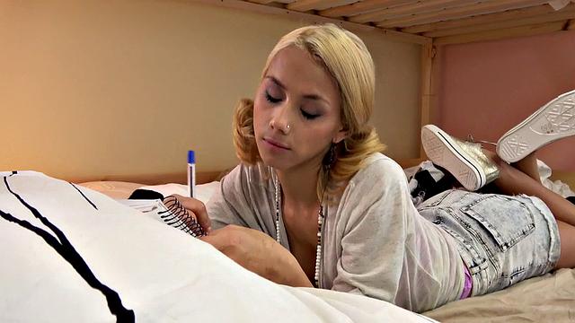 жаркая ссора между лесбиянками оборачивается страстным сексом