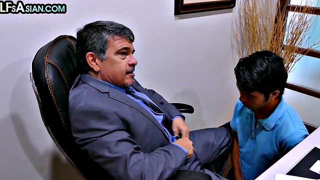 Nippon amateur twink barebacked by DILF in office