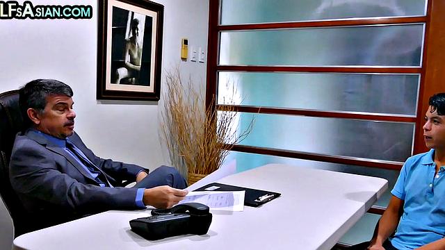 Японский аматор-твинк трахается с DILF в офисе без резинки