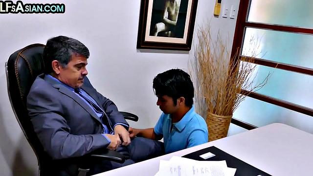 Nippon amateur twink barebacked by DILF in office