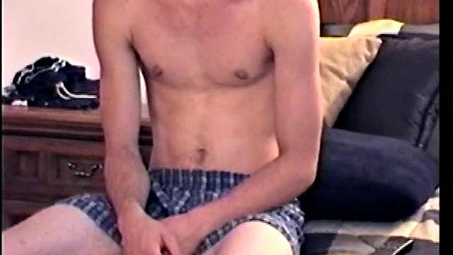 Тоби и Базз трясут друг другу хуй и кончают вместе, жара между геями вечера.