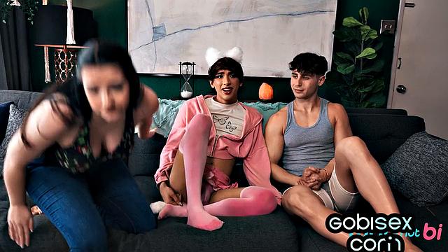 зрелая соблазняет фембоя и его парня в горячем тройничке с анальным сексом и минетом.