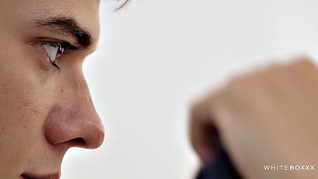 Реа Лил Блэк выбирает игрушки и трахает своего сексуального дворецкого до оргазма, сперма на животе в финале.