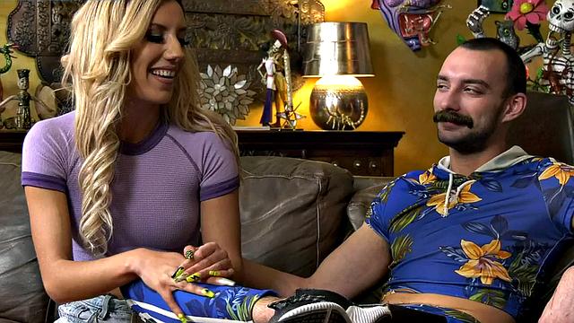 Bisex babe in lingerie pussylicked in MMF 3some