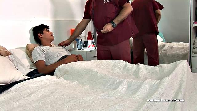 два латинаса трахаются без резинки у доктора