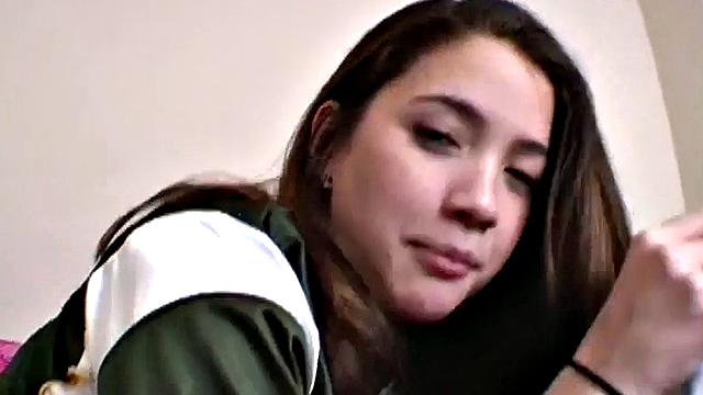 похотливая малышка срывает майку и трясёт сиськами