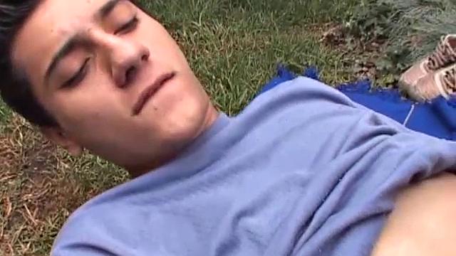 томас трахается без резинки с латинским жеребцом на улице