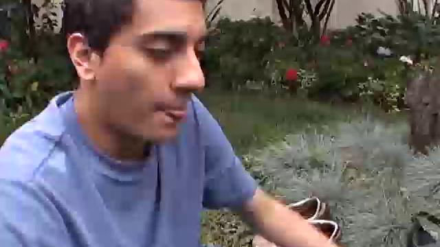 томас трахается без резинки с латинским жеребцом на улице