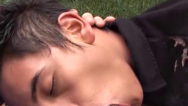 томас трахается без резинки с латинским жеребцом на улице