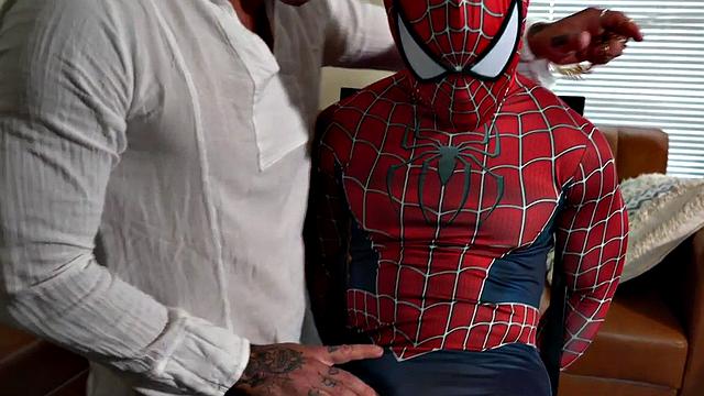 черный качок в масле трахает в костюме без резинки